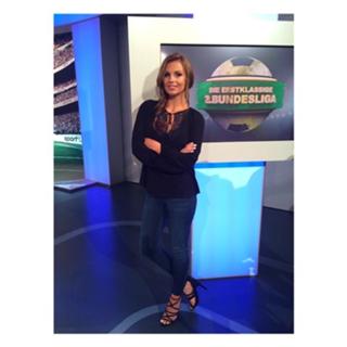 Laura Wontorra feet photo thumbnail