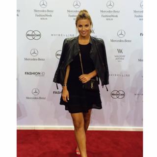 Laura Wontorra feet photo thumbnail