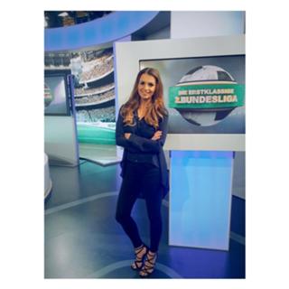 Laura Wontorra feet photo thumbnail