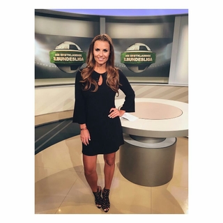 Laura Wontorra feet photo thumbnail