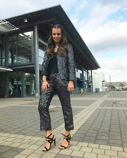 Laura Wontorra feet photo thumbnail