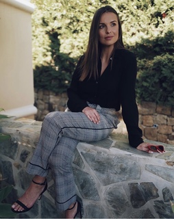 Laura Wontorra feet photo thumbnail