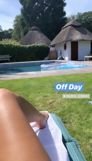 Laura Wontorra feet photo thumbnail