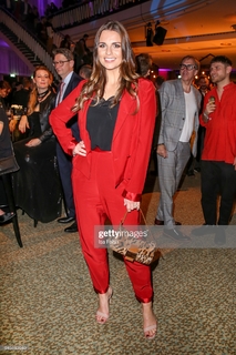 Laura Wontorra feet photo thumbnail