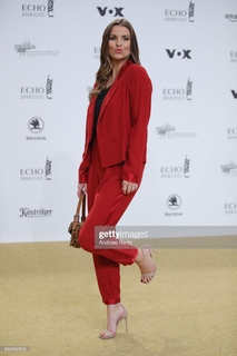 Laura Wontorra feet photo thumbnail