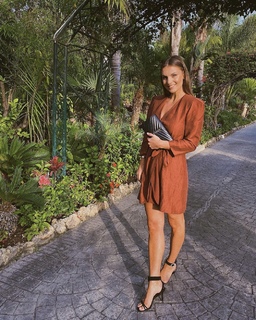 Laura Wontorra feet photo thumbnail