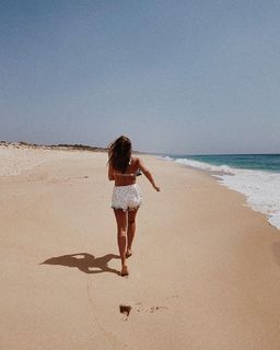Laura Wontorra feet photo thumbnail