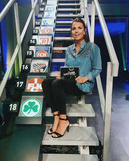 Laura Wontorra feet photo thumbnail