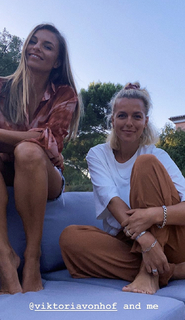 Laura Wontorra feet photo thumbnail