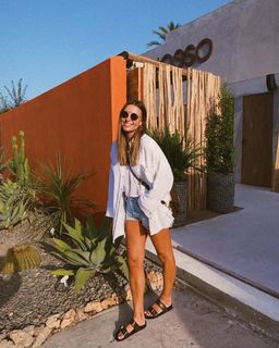Laura Wontorra feet photo thumbnail
