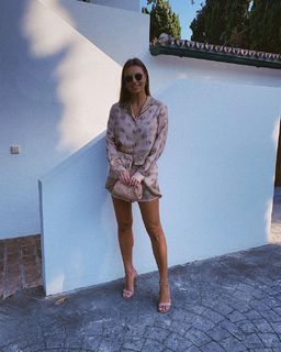 Laura Wontorra feet photo thumbnail