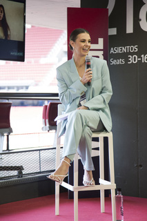 Laura Wontorra feet photo thumbnail