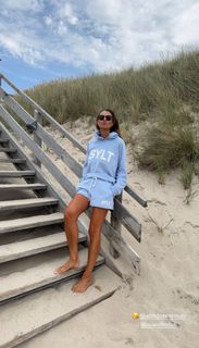 Laura Wontorra feet photo thumbnail