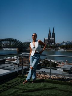 Laura Wontorra feet photo thumbnail