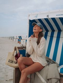 Laura Wontorra feet photo thumbnail