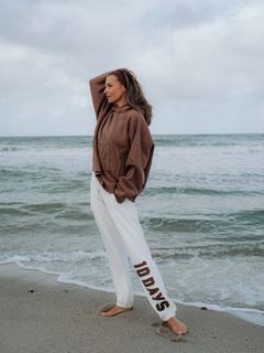 Laura Wontorra feet photo thumbnail