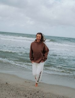 Laura Wontorra feet photo thumbnail