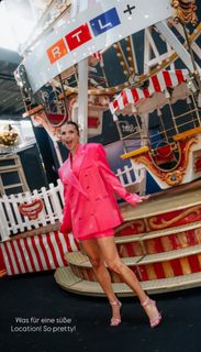 Laura Wontorra feet photo thumbnail