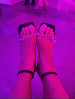 Laura Woods feet photo thumbnail