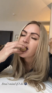 Laura Woods feet photo thumbnail