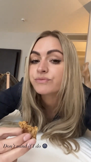 Laura Woods feet photo thumbnail