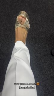 Laura Woods feet photo thumbnail