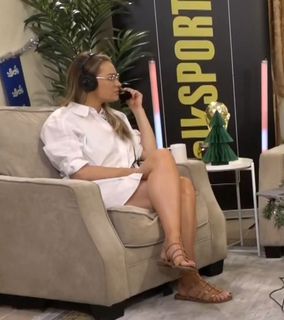 Laura Woods feet photo 4