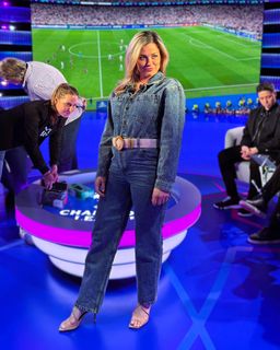 Laure Boulleau feet photo thumbnail