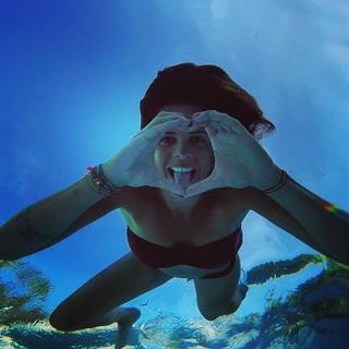Laure Manaudou feet photo thumbnail