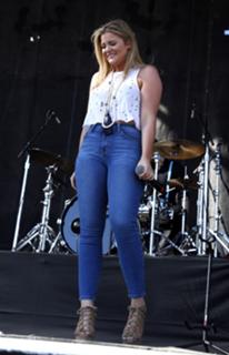 Lauren Alaina feet photo thumbnail