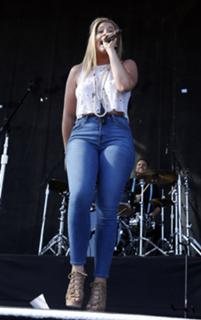 Lauren Alaina feet photo thumbnail