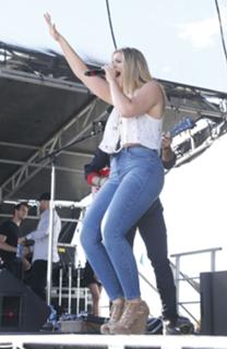 Lauren Alaina feet photo thumbnail