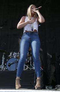 Lauren Alaina feet photo thumbnail