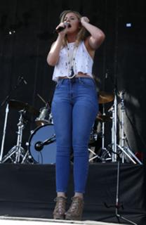 Lauren Alaina feet photo thumbnail