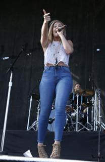 Lauren Alaina feet photo thumbnail