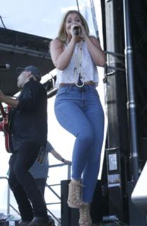 Lauren Alaina feet photo thumbnail