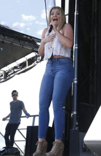 Lauren Alaina feet photo thumbnail