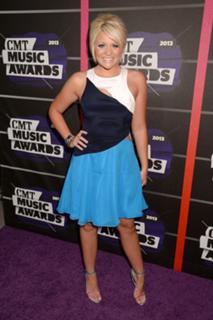 Lauren Alaina feet photo thumbnail