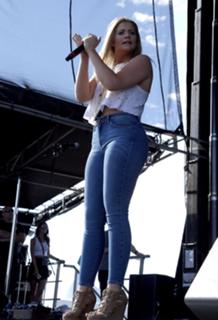 Lauren Alaina feet photo thumbnail