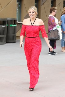 Lauren Alaina feet photo thumbnail