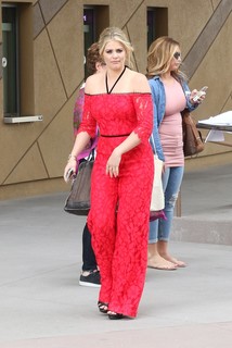 Lauren Alaina feet photo thumbnail