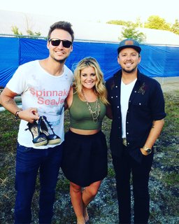 Lauren Alaina feet photo thumbnail
