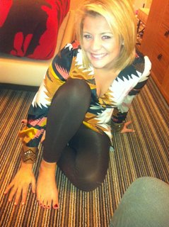 Lauren Alaina feet photo thumbnail