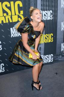 Lauren Alaina feet photo thumbnail