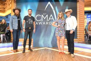 Lauren Alaina feet photo thumbnail