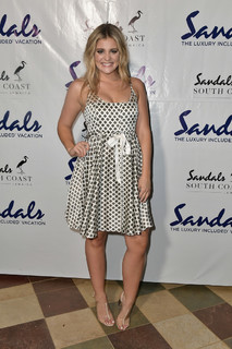 Lauren Alaina feet photo thumbnail