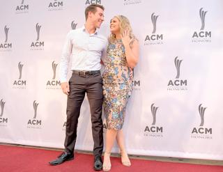 Lauren Alaina feet photo thumbnail