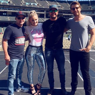 Lauren Alaina feet photo thumbnail