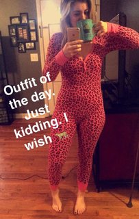 Lauren Alaina feet photo thumbnail