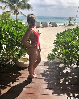 Lauren Alaina feet photo thumbnail